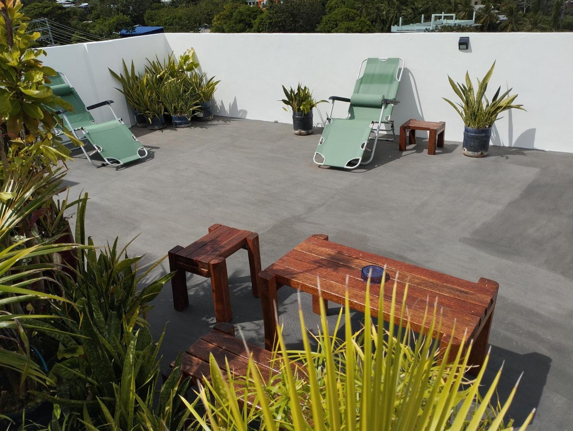 Roger'S Place Guesthouse Manoc-Manoc Exterior photo